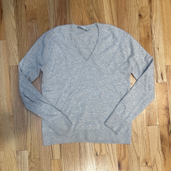 Everlane Sweaters - Everlane oatmeal V-Neck Sweater